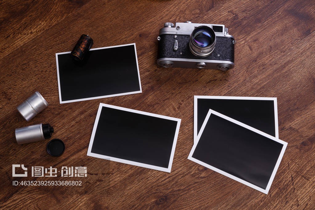 復(fù)古攝影機空白相框Vintage photo camera. Blank photo frames.