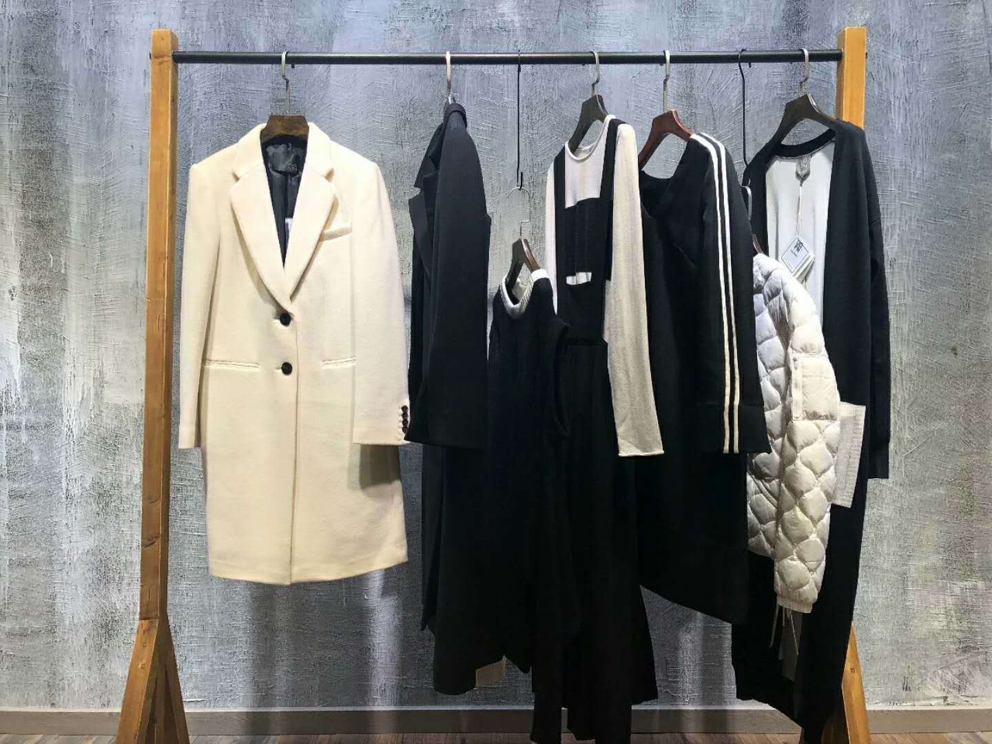 女裝店鋪陳列藝術(shù) 巧思陳列，點(diǎn)亮服飾獨(dú)特魅力